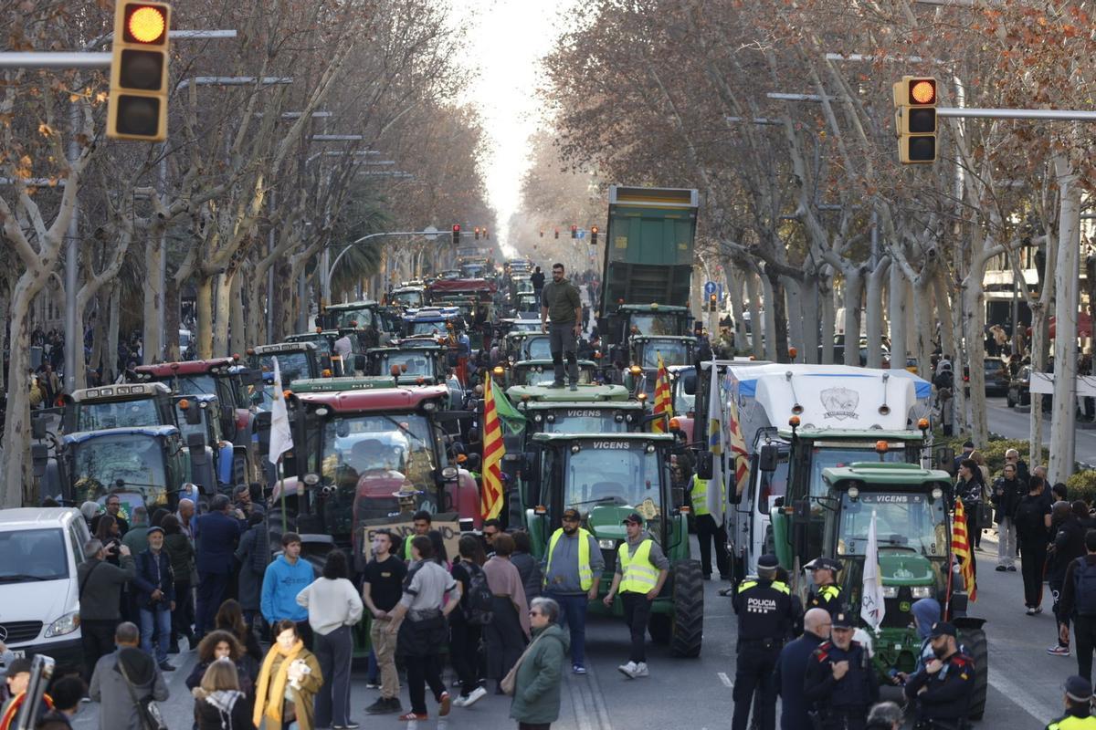 Los tractores circulan por las calles de Barcelona