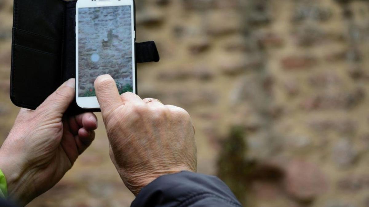 Un hombre maneja el teléfono móvil