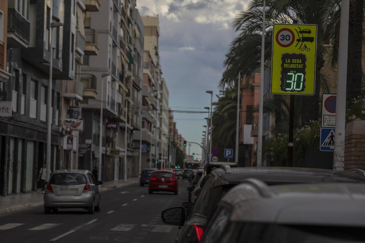 Un coche al límite en la avenida Juan Carlos I de Elche