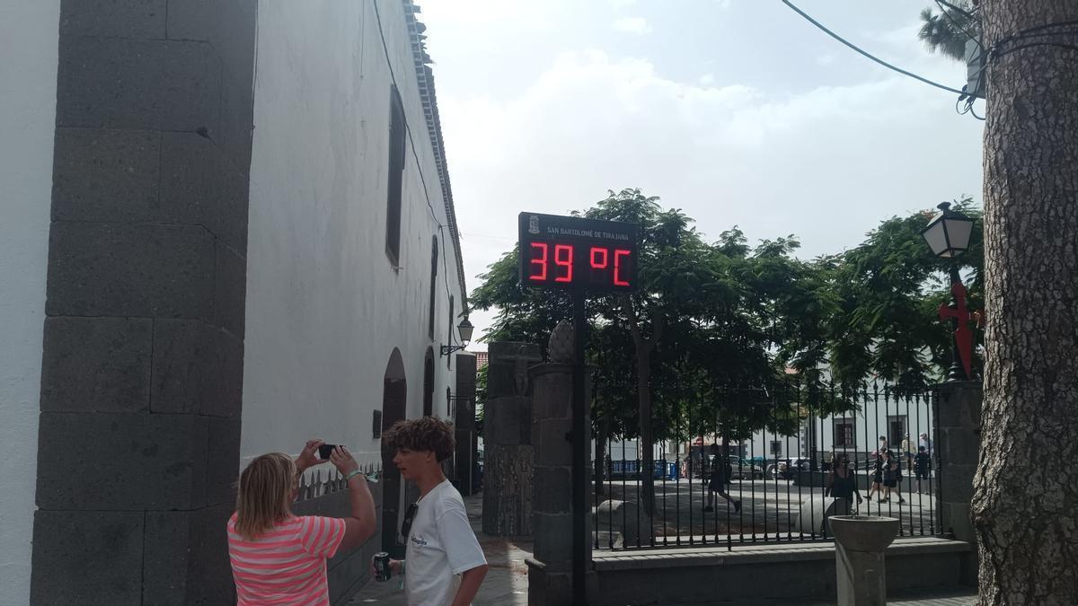 Imagen del termómetro en la Plaza de Santiago.