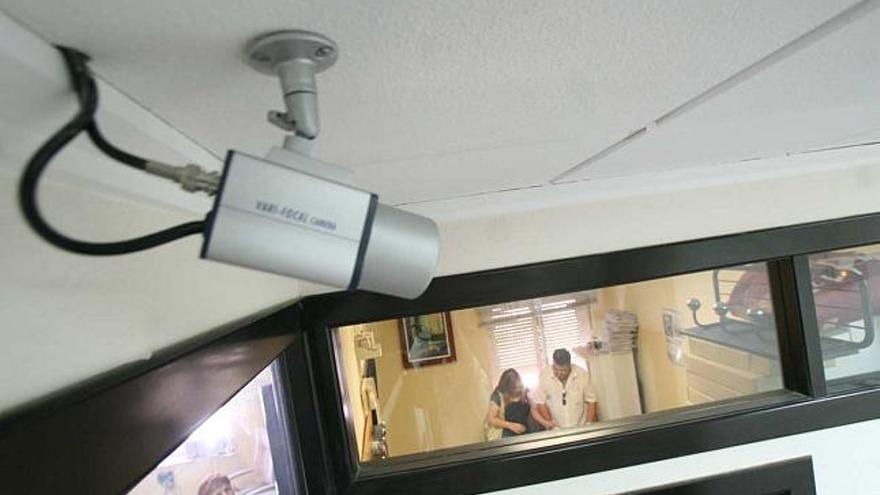 Una cámara ha sido instalada en la puerta del despacho del PSOE cuyos ediles se pueden ver a través de los cristales