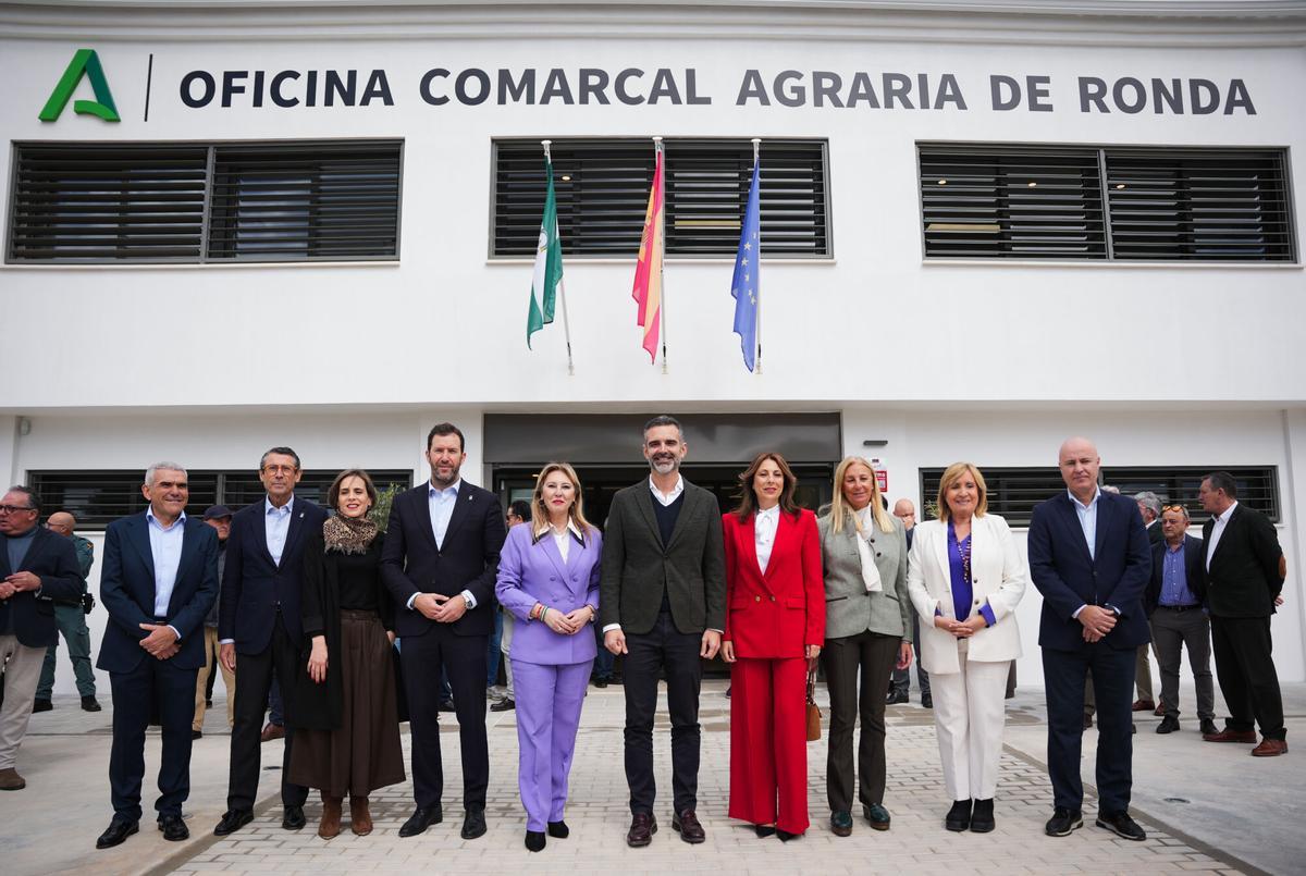 Los consejeros de Economía, Hacienda y Fondos Europeos, Carolina España (5i) y de Agricultura, Pesca, Agua y Desarrollo Rural Ramón Fernández-Pacheco (5d) presiden la foto de familia. A 9 de marzo de 2026 en Ronda, Málaga (Andalucía, España). Los consejeros de Economía, Hacienda y Fondos Europeos, Carolina España y de Agricultura, Pesca, Agua y Desarrollo Rural Ramón Fernández-Pacheco de la Junta de Andalucía, inauguraron la moderna Oficina Comarcal Agraria (OCA) en Ronda (Málaga), para mejorar el servicio a agricultores y ganaderos de unos 25 municipios de la Serranía. 09 MARZO 2026 María José López / Europa Press 09/03/2026. Carolina España;Ramón Fernández-Pacheco;María José López