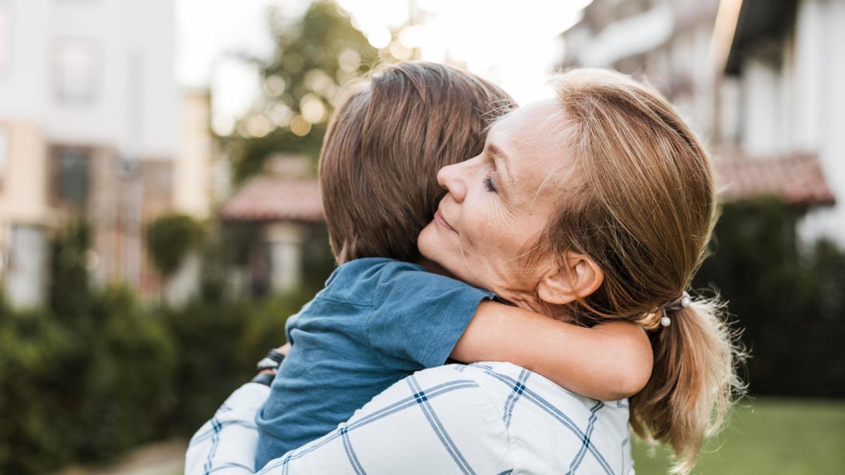 Un niño emociona al hablar de lo que considera que es la crianza tóxica