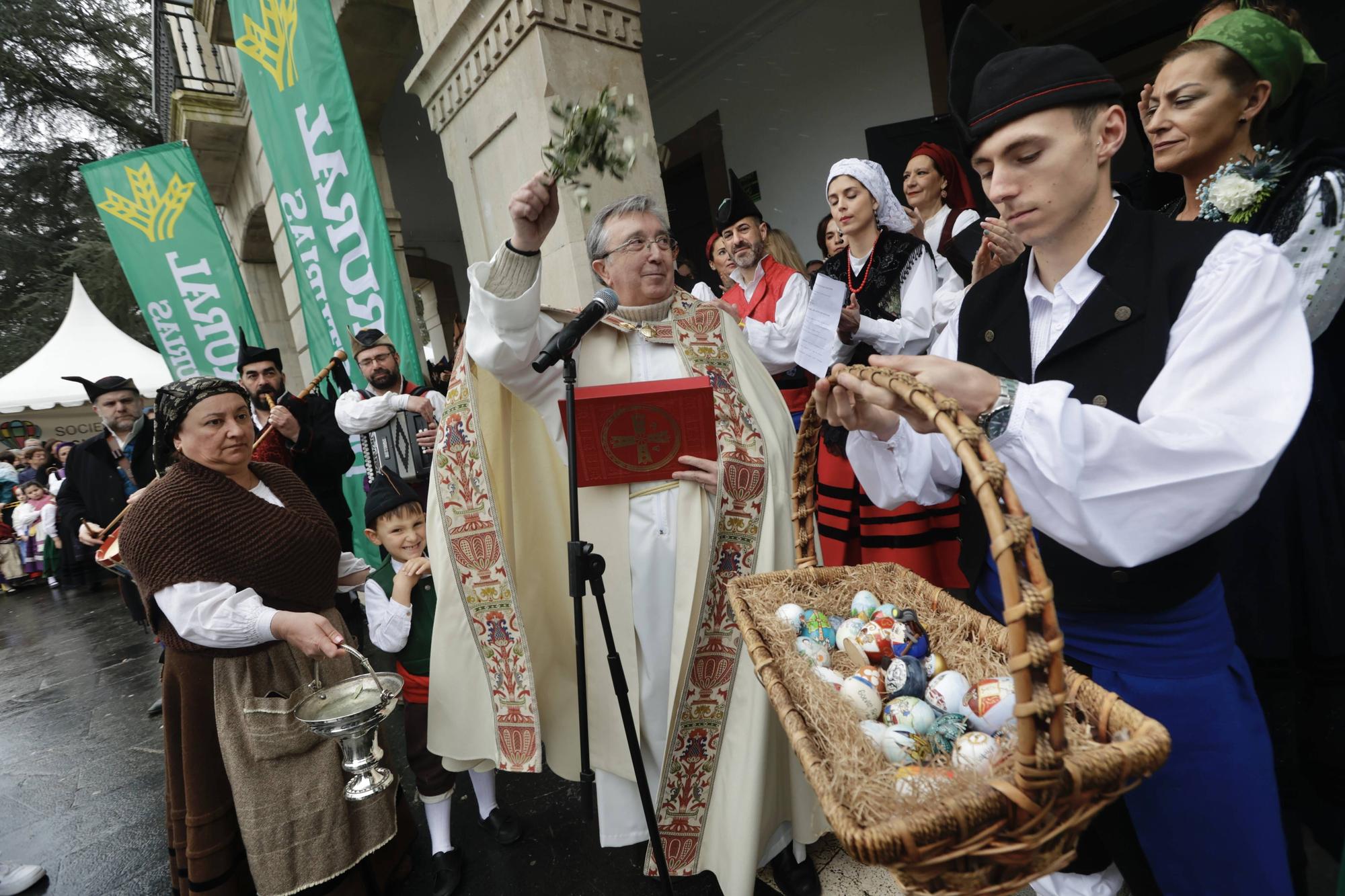 EN IMÁGENES: así fue la fiesta de los Güevos Pintos en Pola de Siero