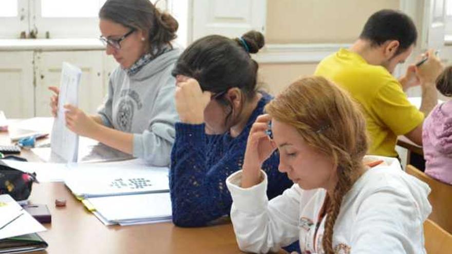 Nervios y concentración en la Sala de Estudios de la Biblioteca Insular en Las Palmas, ayer. | yaiza socorro