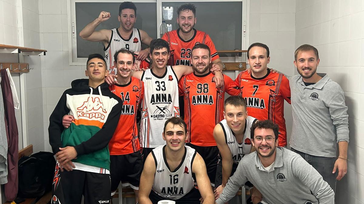 Los jugadores del CB Anna celebran la victoria ante el Jorge Juan B.