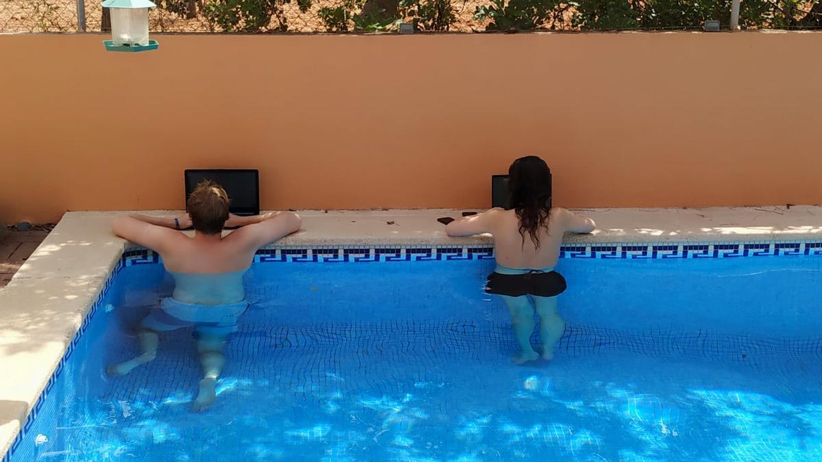 Bei der Hitze lohnt es sich, auf Mallorca im Pool zu arbeiten.