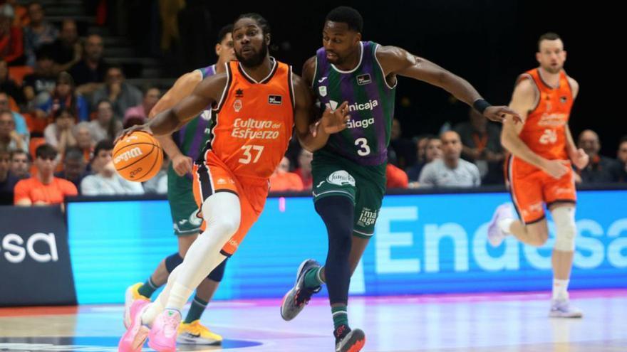 Ojeleye y Ejim en el partido entre Valencia BC y Unicaja en la Fonteta | EDUARDO RIPOLL