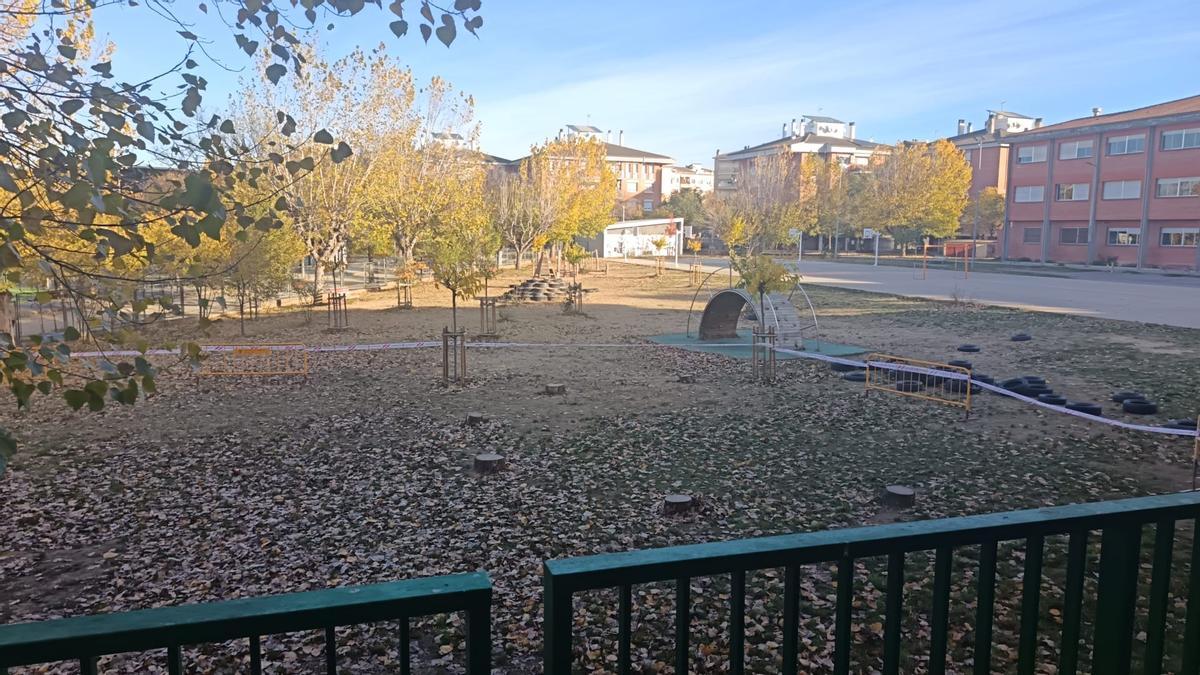 El pati de l'escola, protegit amb una cinta i algunes tanques