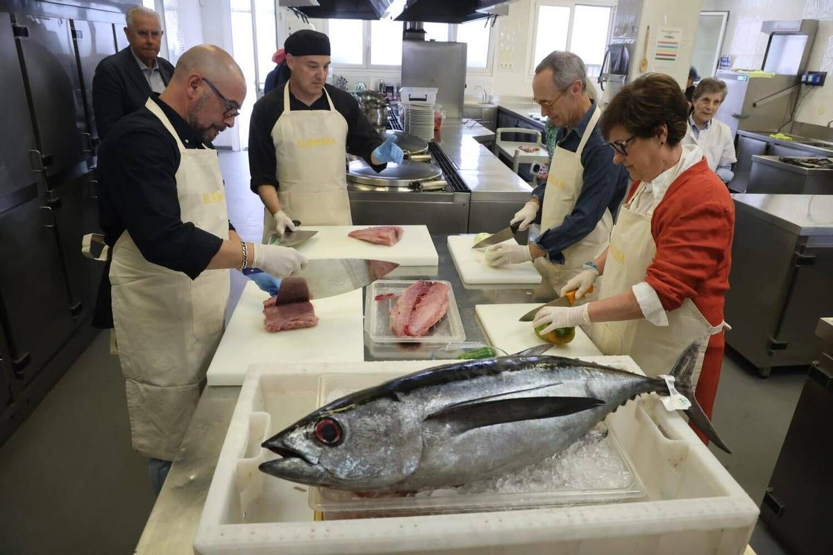 El "campanu del mar", marmitaco solidario en la Cocina Económica