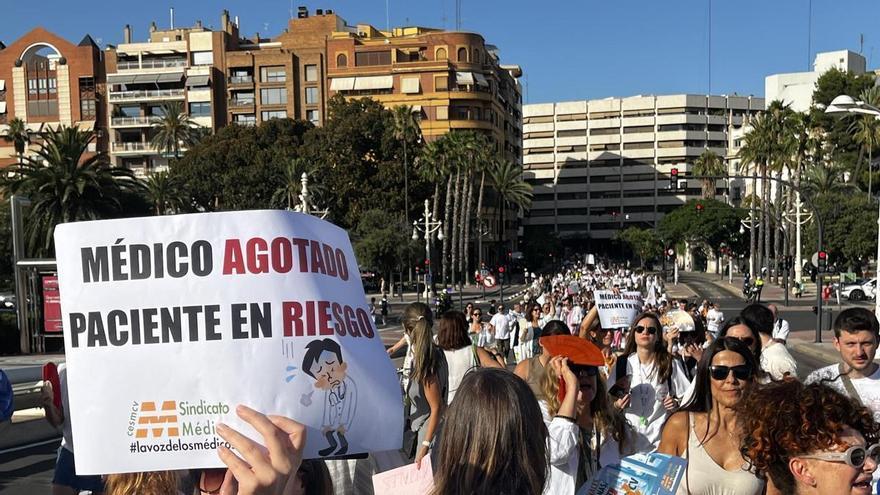 Los médicos cierran cinco meses de huelga sin avances y con la amenaza de un nuevo paro sin interrupciones en septiembre