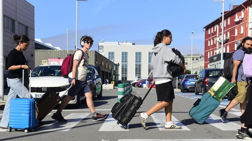 Los estudiantes llegan a la estación de A Coruña en el último domingo del curso con quejas sobre los trenes: "Renfe me ha obligado a cambiarme al coche"