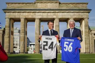 Macron y Steinmeier juegan una partida de futbolín frente a decenas de curiosos