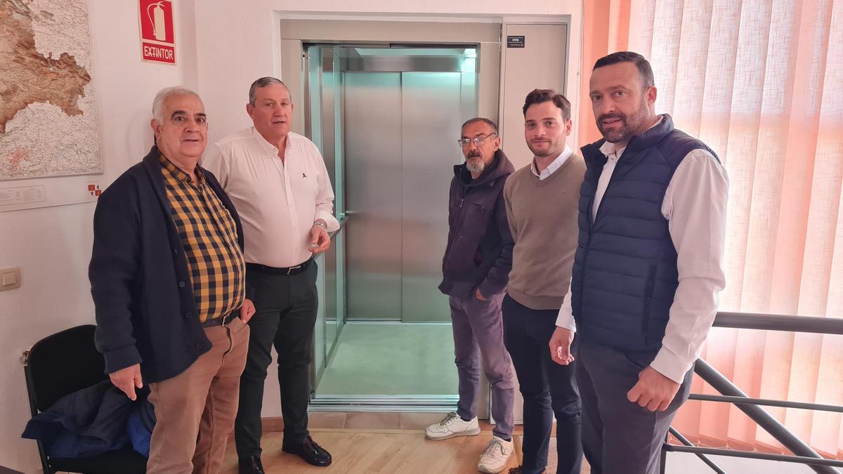 El alcalde de Entrala, Francisco Santamaría, muestra el nuevo montacargas consistorial al presidente de la Diputación, Javier Faúndez, y a los diputados Juan del Canto y Manuel Martín.