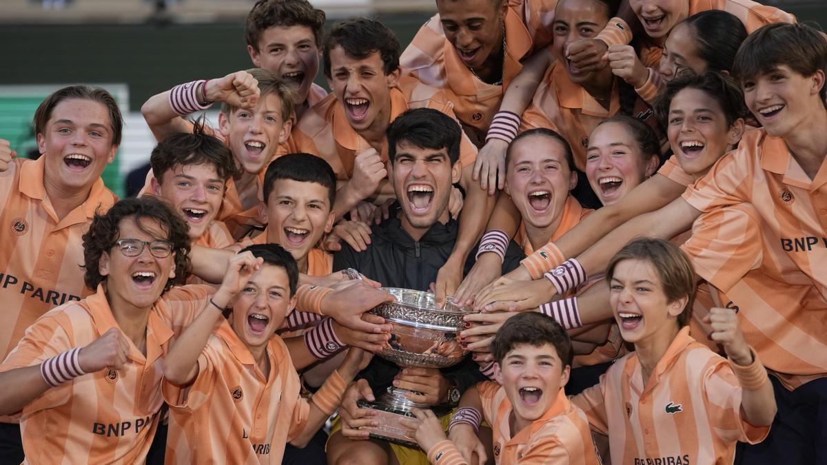 Carlos Alcaraz celebra el título de Roland Garros con los recogepelotas del torneo.