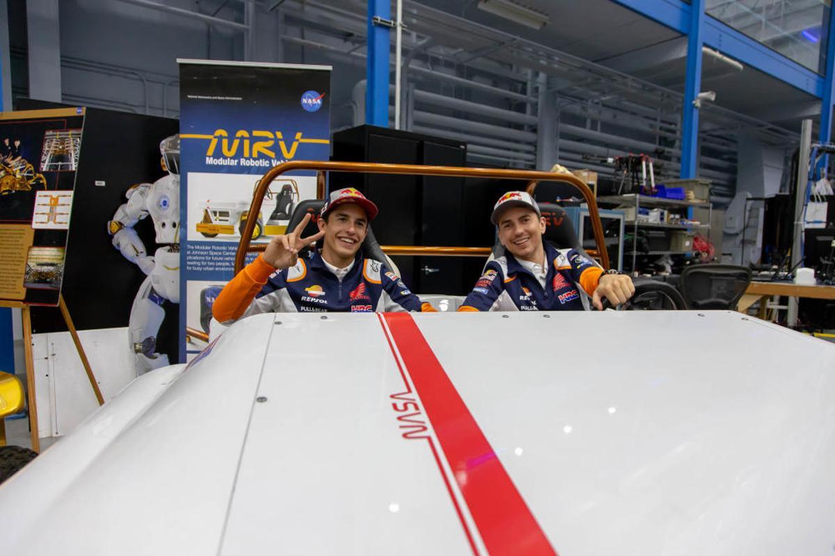 Marc Márquez y Jorge Lorenzo visitan la NASA