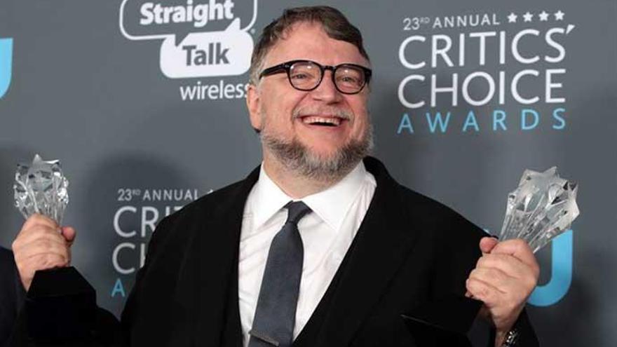 Guillermo del Toro, con sus premios.