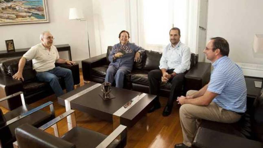 La edil de Cultura con los guionistas del documental.