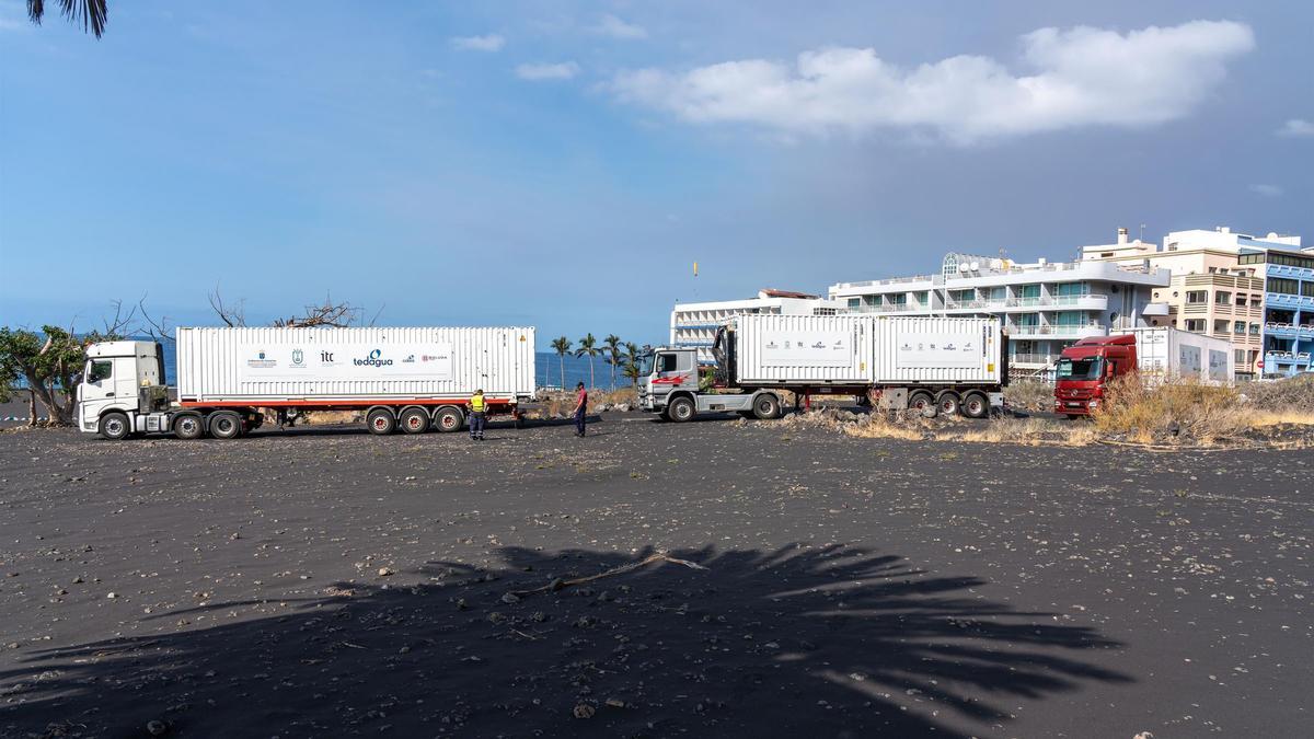 Archivo - Llegada de las desaladoras portátiles a Puerto Naos con las que se pretende regar las fincas afectadas por la erupción