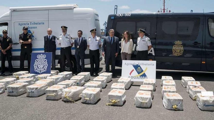 Los paquetes de cocaína incautados en el buque Petra, ya en la dársena de Las Palmas. // Efe