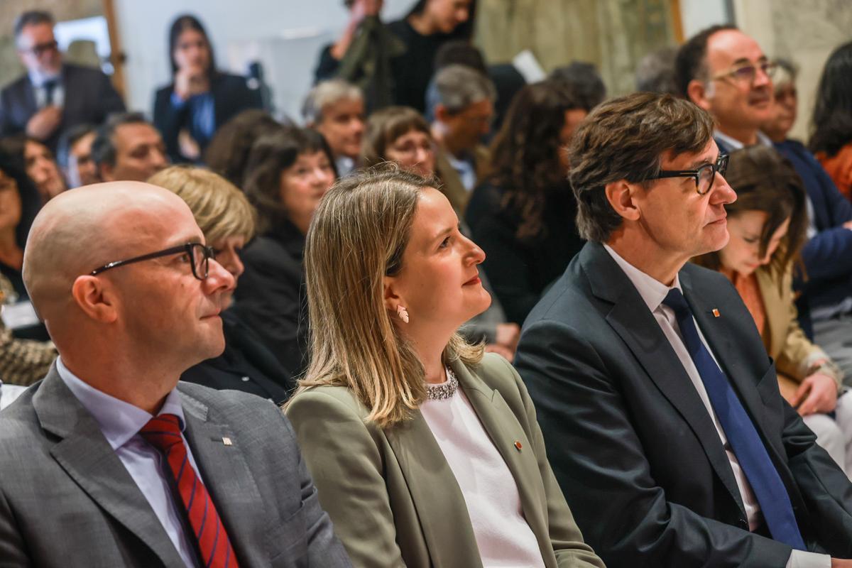 El secretario general del Departamento de Derechos Sociales e Inclusión, Raúl Moreno Montaña; la consejera Mònica Martínez Bravo; y el presidente de la Generalitat de Cataluña, Salvador Illa.