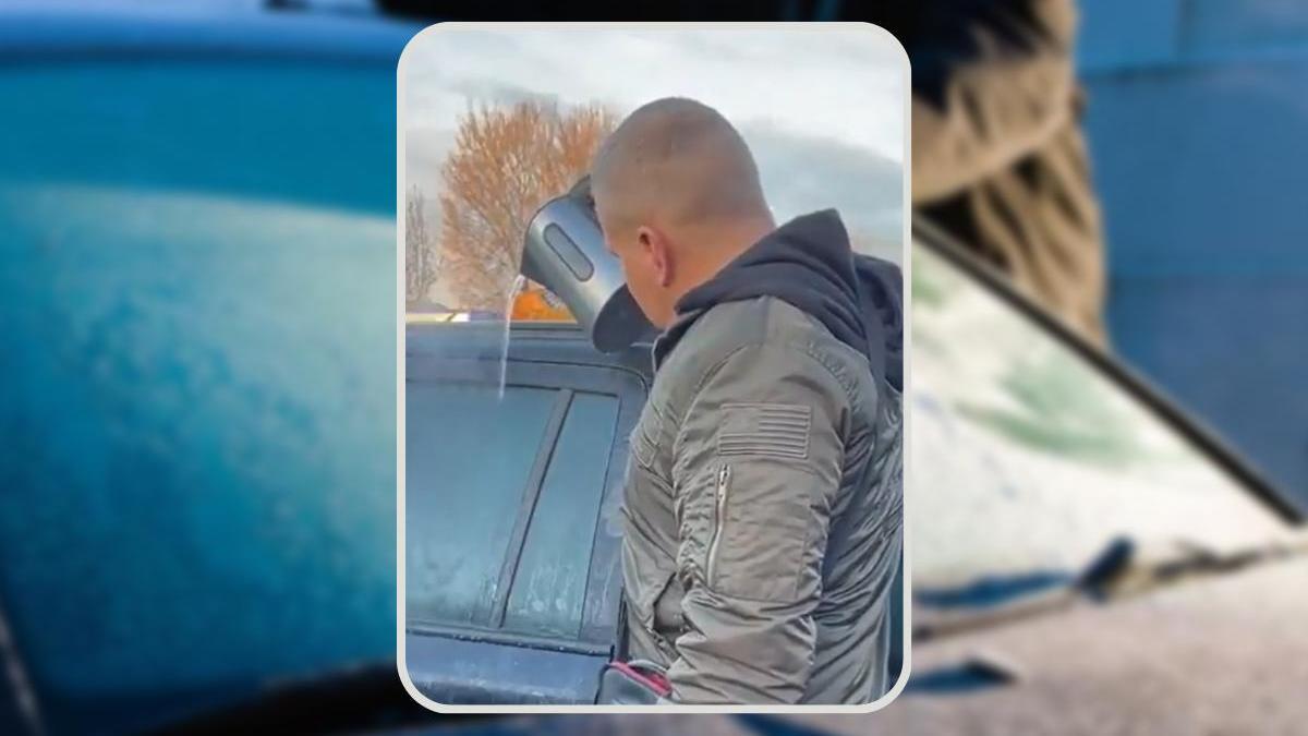 Un hombre echa agua hirviendo sobre su coche