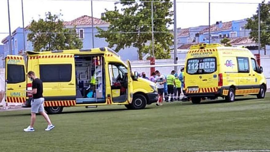 Las ambulancias se desplazan hacia el campo de fútbol.