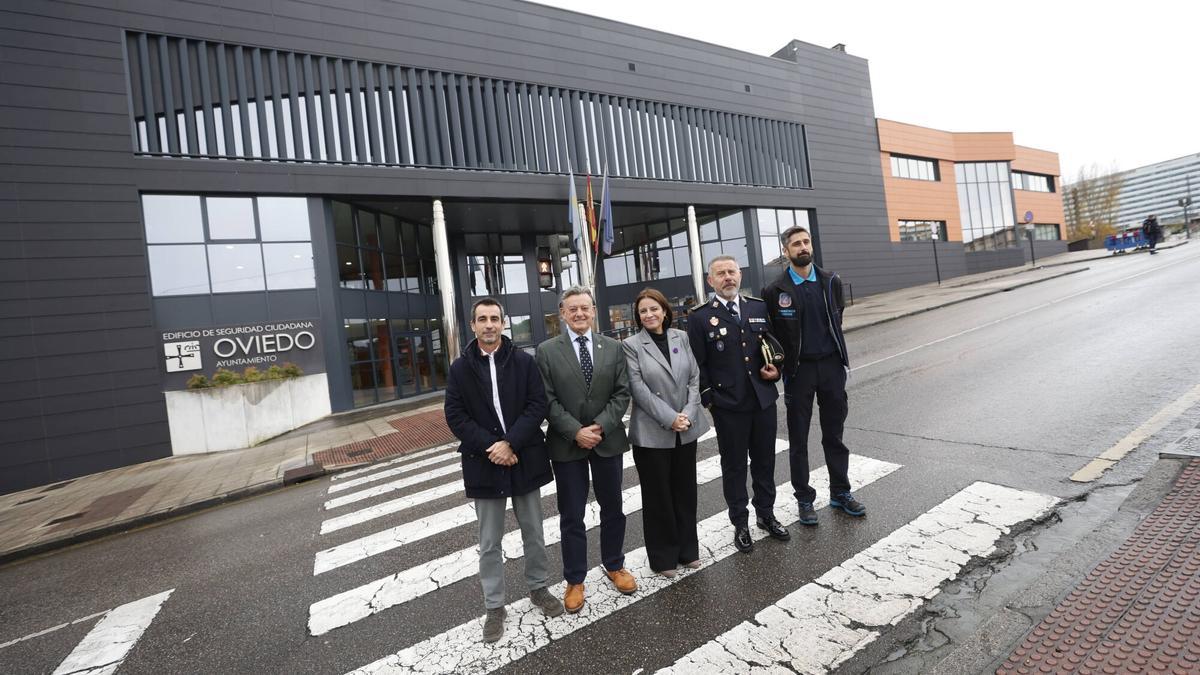 El director de ejecución de la obra, Álvaro Fernández; el concejal de Seguridad Ciudadana, José Ramón Prado; la delegada del Gobierno, Adriana Lastra; el comisario principal de la Policía Local, Javier Lozano y el subinspector de Bomberos, Alejandro Díez.