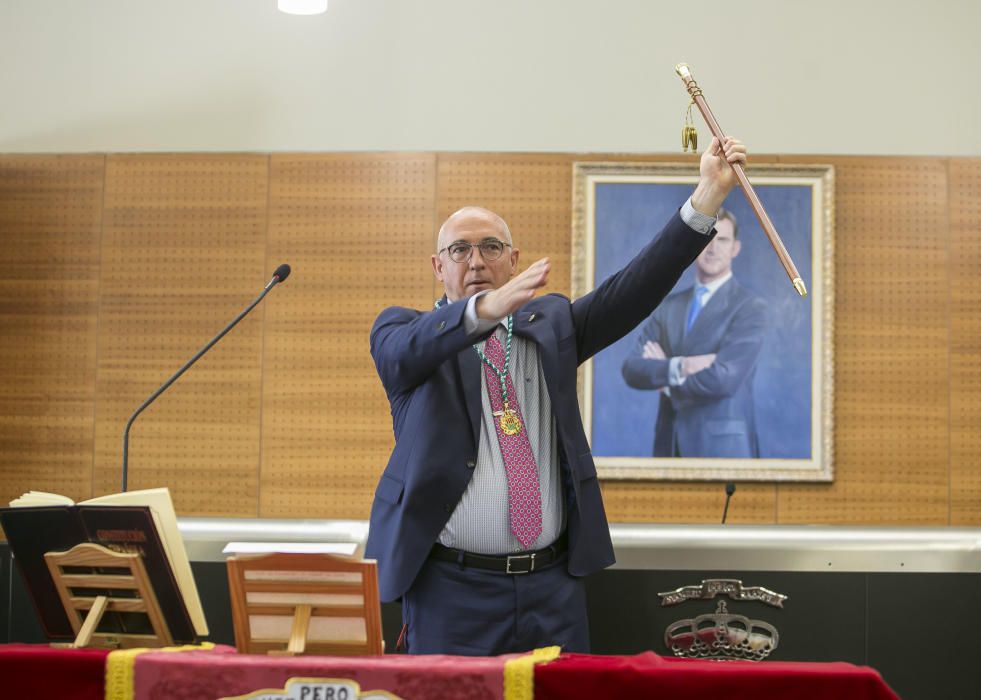 Cientos de personas abarrotan la sala de plenos y el hall para asistir a la constitución del Ayuntamiento con siete grupos políticos