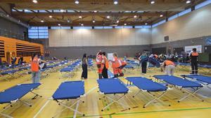 Uno de los pabellones habilitados en Móstoles para acoger a personas evacuadas por los incendios, con la colaboración de Cruz Roja en la atención de necesidades básicas.