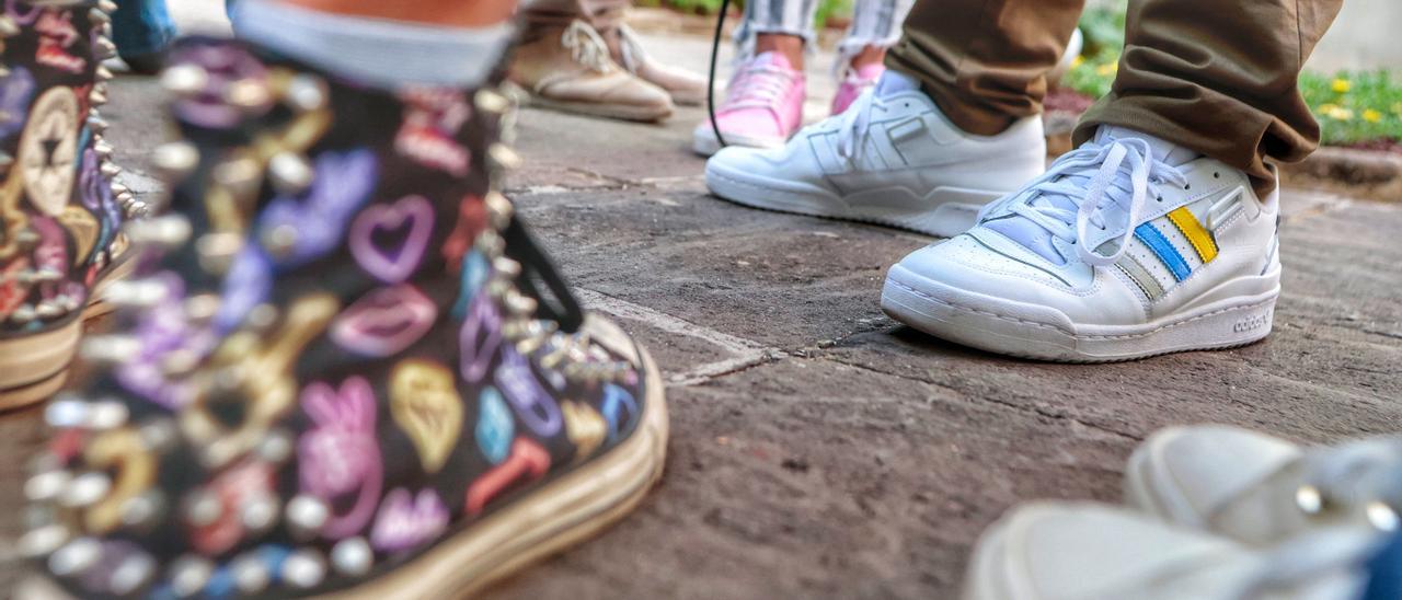 Las zapatillas que lució Clavijo con los colores de la bandera de Canarias.