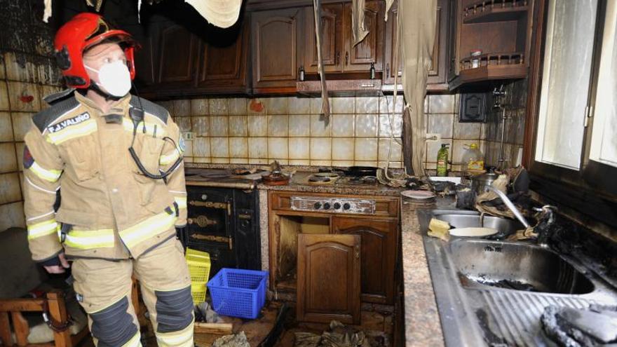 Estado en el que quedó la cocina afectada en Vilatuxe. / Bernabé / Javier Lalín