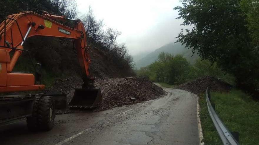 Una pala trabaja en la zona del argayo de la AS-15, en Degaña, ayer, con un carril ya despejado.