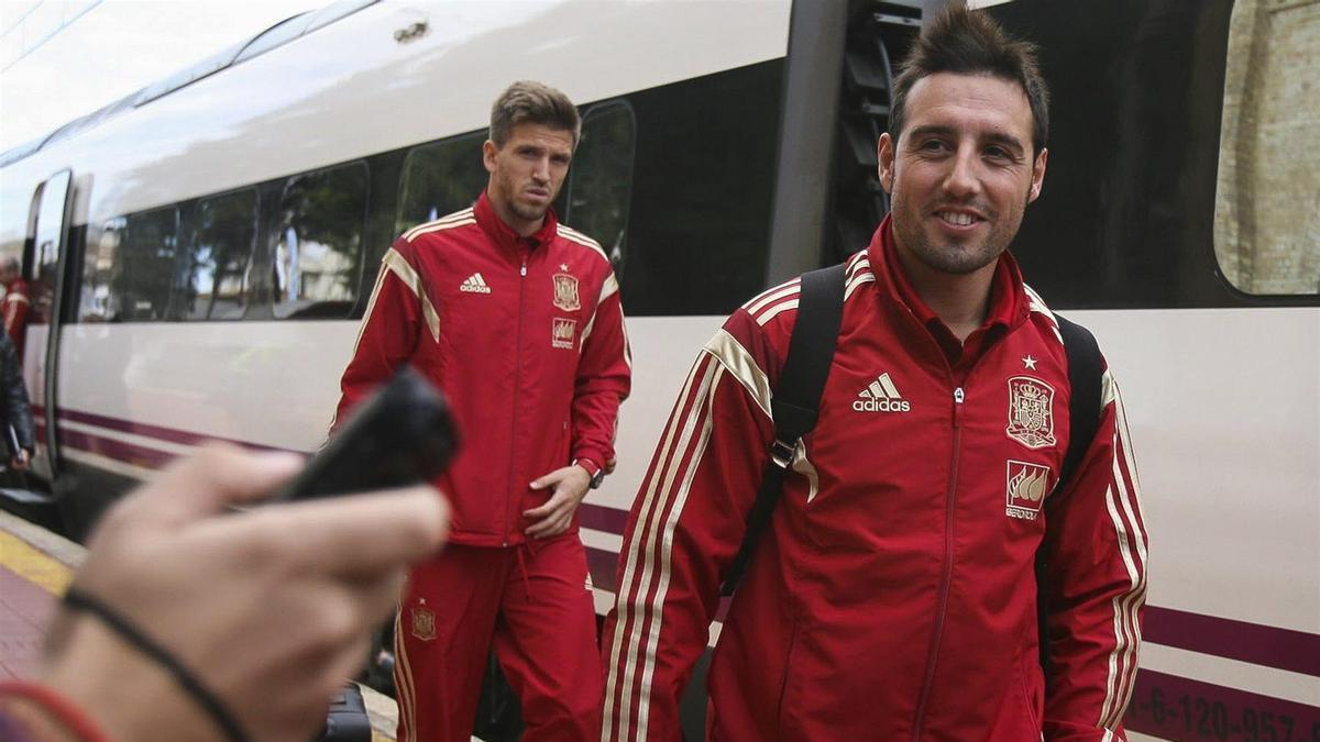 Ignacio Camacho junto a Santi Cazorla en una convocatoria con la selección