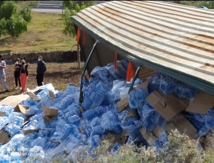 Aparatoso vuelco de un camión con botellas de agua en Tenerife