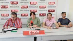 Representantes sindicales, en el anuncio de la huelga indefinida en Zamora.