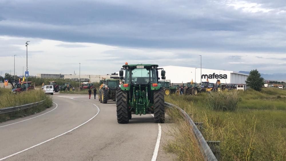 Tractorada a l''Alt Empordà per la vaga general.