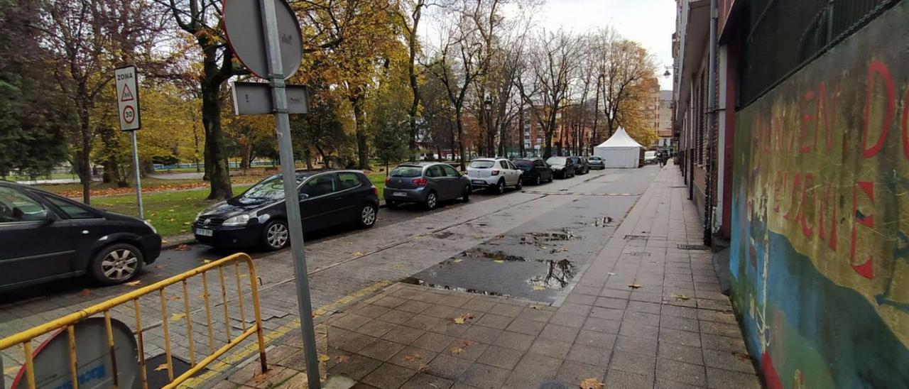 El tramo de la calle Leopoldo Fernández Nespral de Sama que se peatonalizará. | M. Á. G.