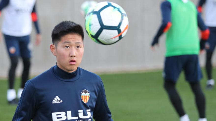 ¿Puede Kangin Lee jugar con el primer equipo del Valencia CF?