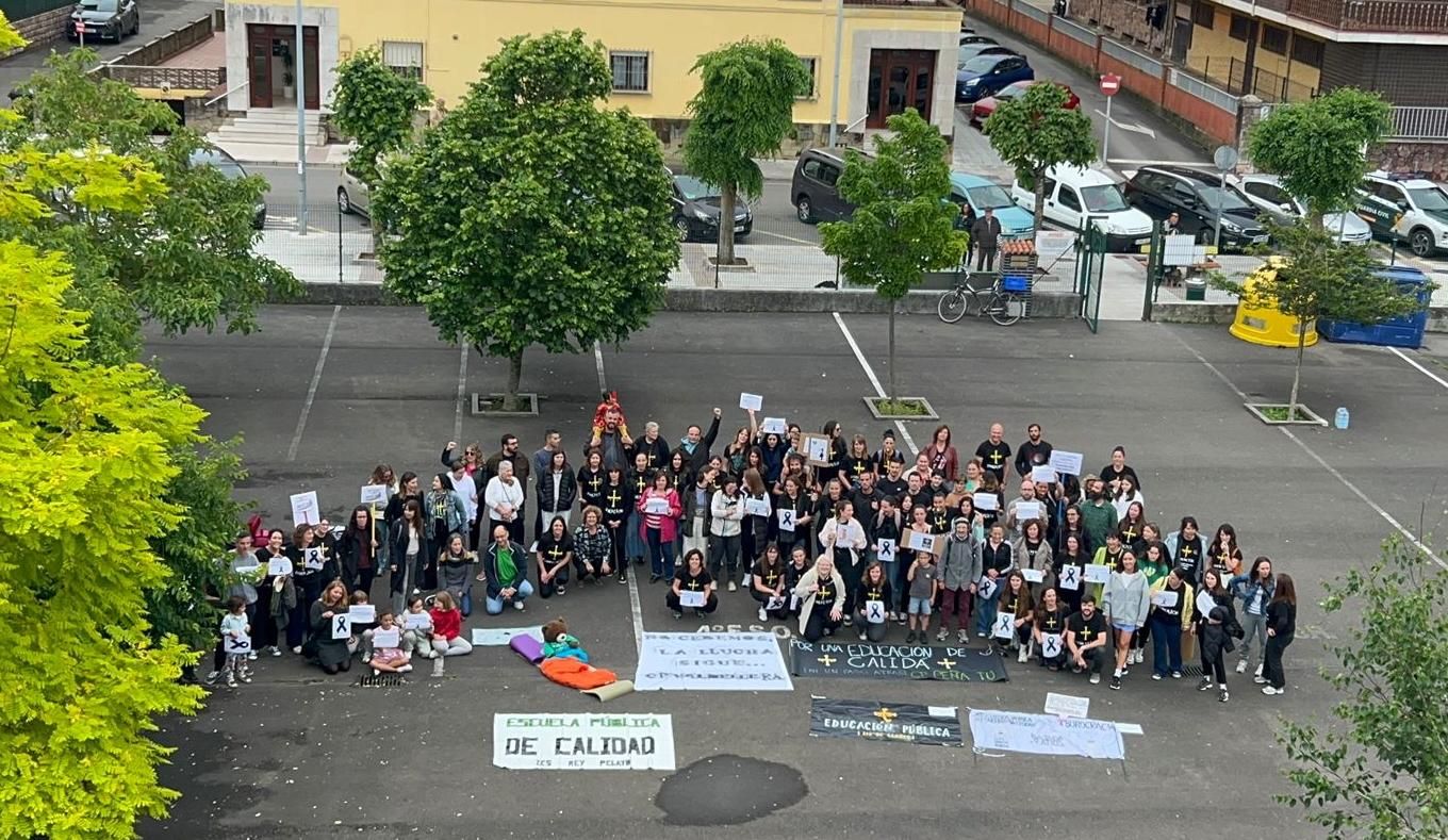 Encierro de docentes en el instituto de Llanes