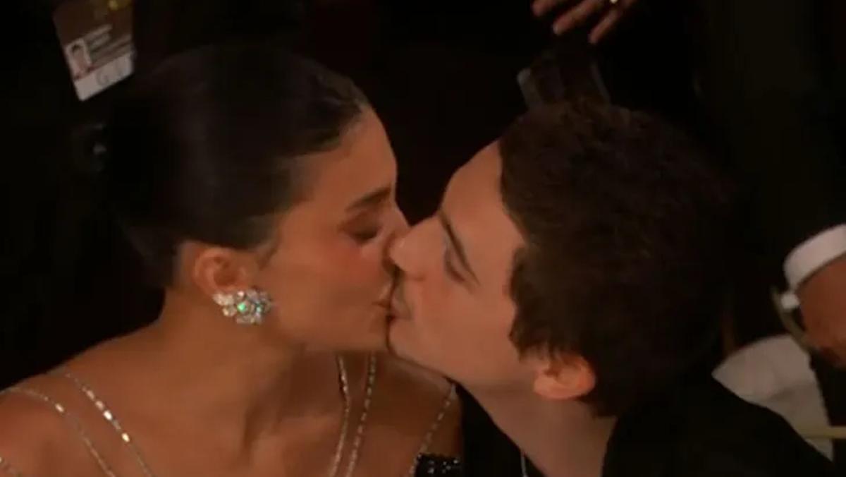 El beso de Timothée Chalamat y Kylie Jenner, en los Globos de Oro.