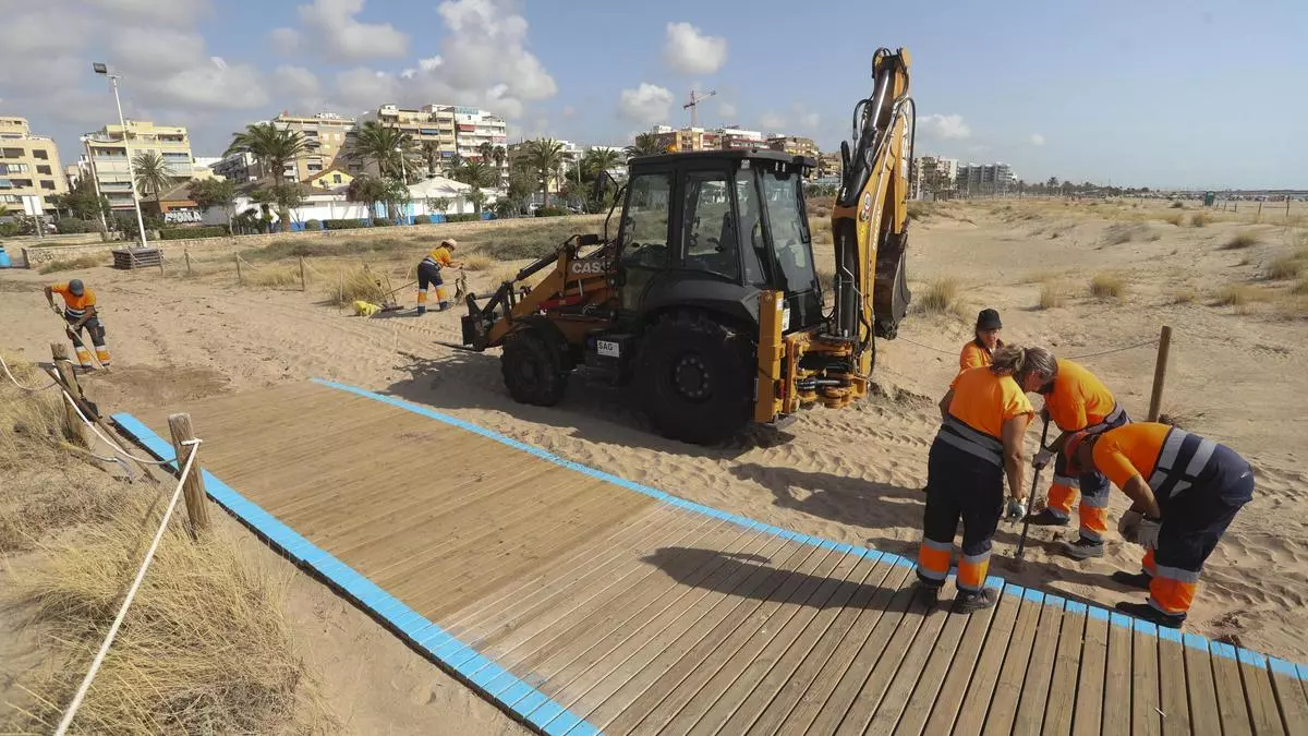 La lluvia torrencial deja huella en la playa del Port de Sagunt