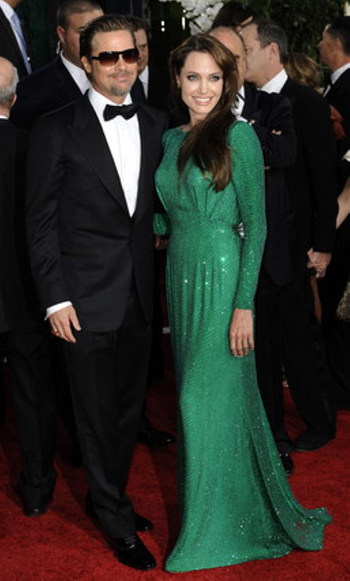 Angelina Jolie, de verd, acompanyada per Brad Pitt.