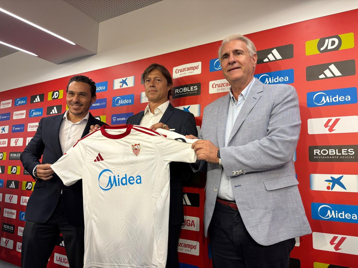 Del Nido Carrasco y Antonio Cordón acompañan a Matías Almeyda en su presentación como entrenador del Sevilla FC