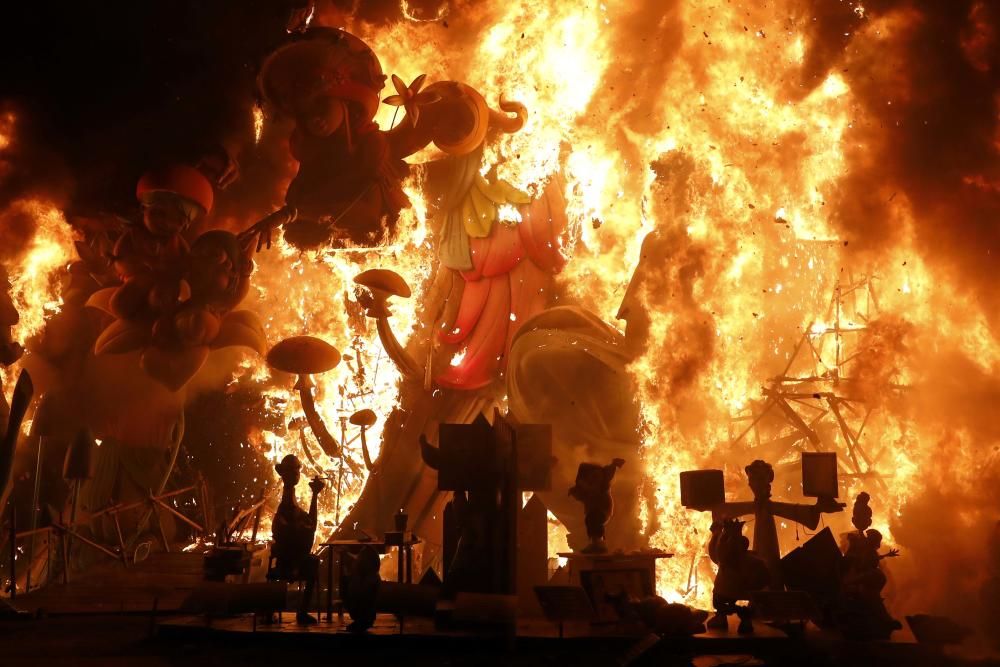 La Nit de la Cremà pone fin a las Fallas 2018