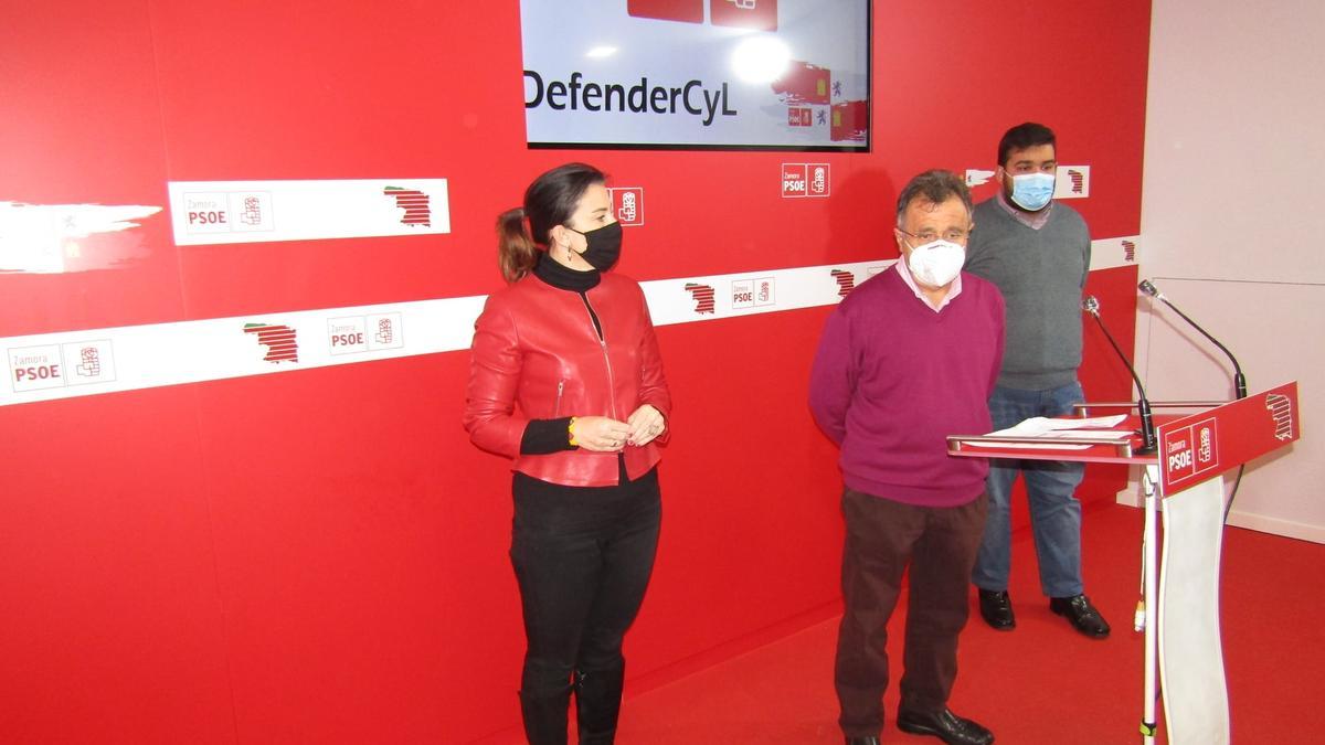 Los procuradores José Ignacio Martín Benito, Ana Sánchez y Carlos Fernández Herrera en una reciente rueda de presa en la sede del PSOE de Zamora