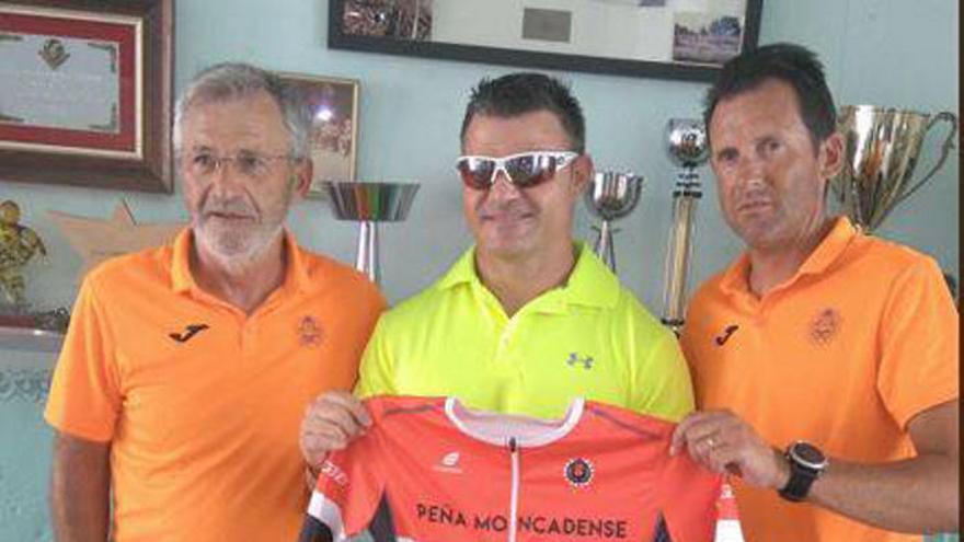 David Casinos recibió el Maillot de la Peña Ciclista Moncadense.