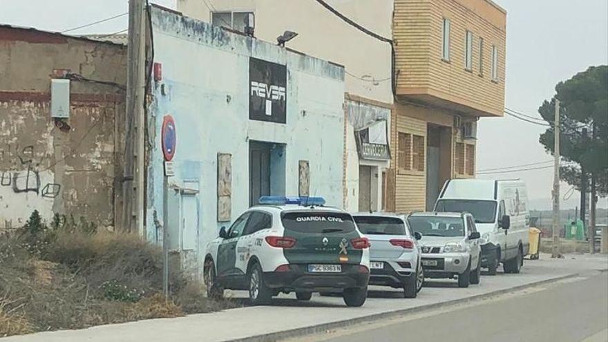 Vehículo de la Guardia Civil frente a la antigua discoteca Rever.