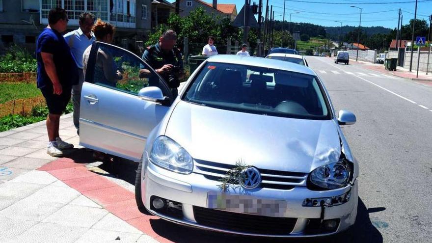 El coche que fue robado en una vivienda de Mosteiro y chocado a poca distancia.