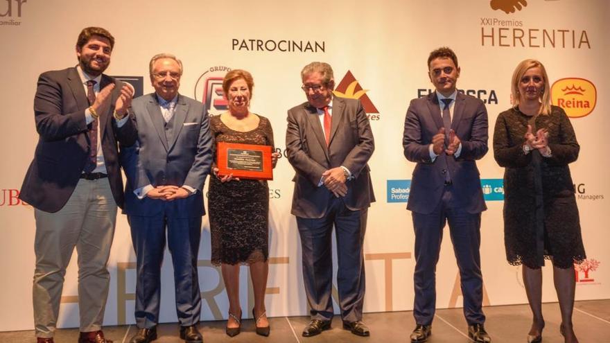 Tomás, Juana y José Fuertes, acompañados del presidente de la Región, Fernando López Miras (1º izda.); la presidenta de la Asociación Murciana de la Empresa Familiar, Marian Cascales (1ª dcha.); y el presidente del Foro de Jóvenes, Andrés Aráez (2º dcha.).